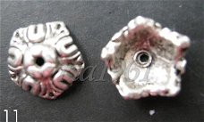 tibetaans zilver:bead caps 11 - 10 mm:10 voor 0,75