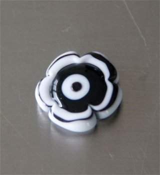 Ringtop glasbead zwart witte bloem1 verwisselbaar. - 1