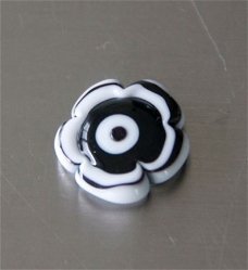 Ringtop glasbead zwart witte bloem1 verwisselbaar.