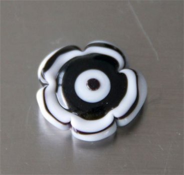 Ringtop glasbead zwart witte bloem1 verwisselbaar. - 1