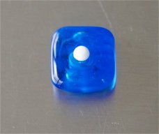 Ringtop glasbead blauw met witte stip verwisselbaar.
