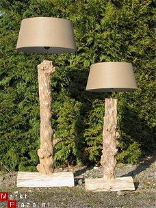 Mooie lampen van oud hout, boomstronk, koffiehout, boomstam