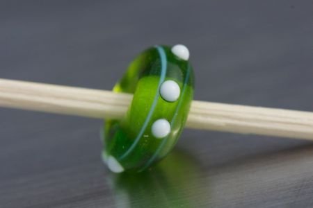 1 glaskraal / bead voor beads armb olijfgroen wit lint stip. - 1