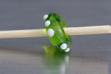 1 glaskraal / bead voor beads armb olijfgroen wit lint stip. - 1