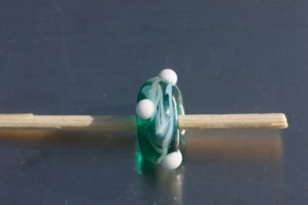 1 glaskraal / bead voor beads armb donk groen wit lint stip. - 1