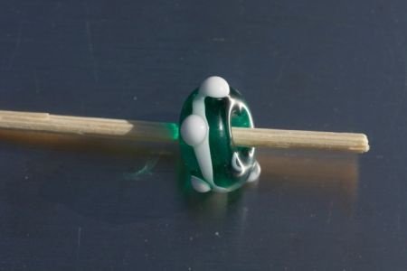 1 glaskraal / bead voor beads armb donk groen wit lint stip. - 1