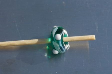 1 glaskraal / bead voor beads armb donk groen wit lint stip. - 1