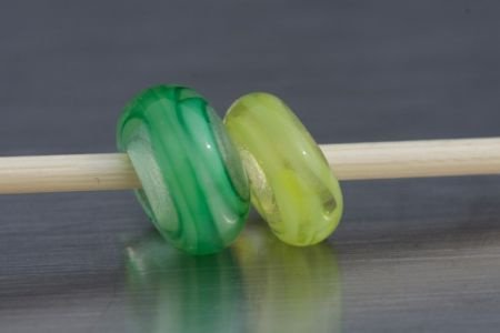 1 glaskraal / bead voor beads armband limegroen lint. - 1