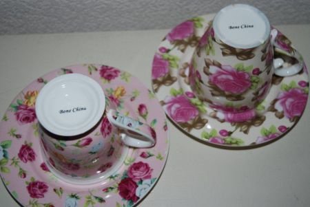 2 Koffiemokjes met schotel met rozenmotief. - 1