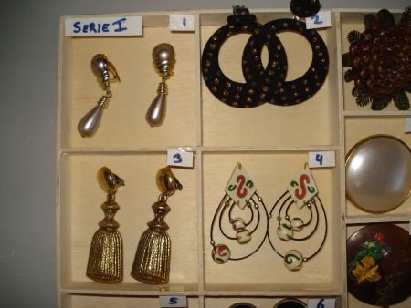 Verzameling retro broches en oorbellen en sjaalclip serie 1 - 1