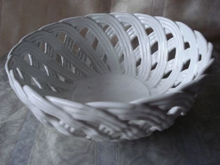 Wit gevlochte broodschaal van aardewerk in perfecte staat - 1