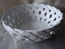 Wit gevlochte broodschaal van aardewerk in perfecte staat