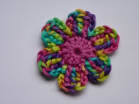 ** Gehaakte "regenboog" bloem (4,5 cm) - nr. 1