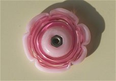 Ringtop glasbead roze met lint bloem verwisselbaar.
