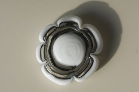 Ringtop glasbead wit zwartlint bloem verwisselbaar. - 1