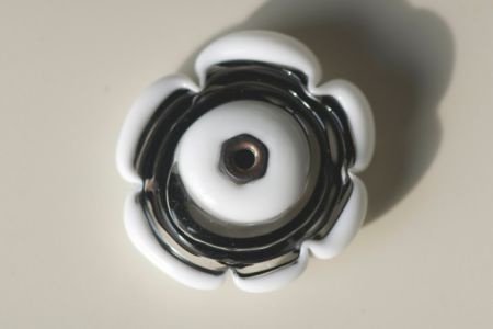 Ringtop glasbead wit zwartlint bloem verwisselbaar. - 1