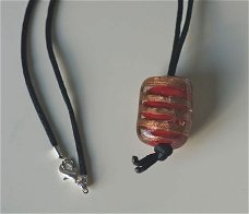 Handgemaakte glashanger rood met goud en satijn ketting.