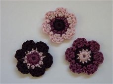 ** Setje van 3 paars/mauve/roze gehaakte bloemetjes