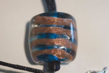 Handgemaakte glashanger aqua met goud en satijn ketting. - 1