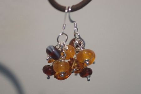 Nieuwe oorbellen met een tros amber handgemaakte glaskralen. - 1