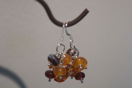 Nieuwe oorbellen met een tros amber handgemaakte glaskralen. - 1