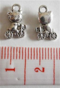 Bedel poesje fiets 12 x 08 mm. (Hello Kitty?) - 1