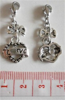 Charm strik met hart 21 x 14 mm. - 1