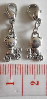 Charm poesje op fiets (Hello Kitty ?) 12 x 08 mm. - 1