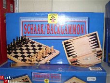 Schaakspel en Backgammon. van hout. incl. schaakstukken.