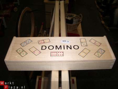 Domino van hout met gekleurde stippen. - 1