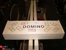 Domino van hout met gekleurde stippen.