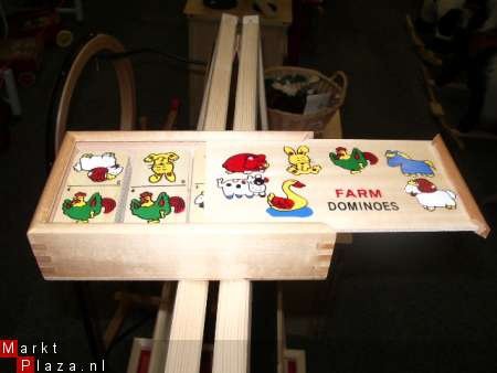 Domino van hout met gekleurde boerderij dieren en cijfers. - 1