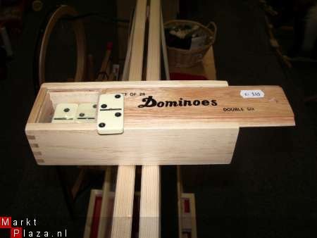 Ouderwetse Domino met kunststof stenen in houten doos. - 1