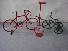3 retro fietsen van ijzer  voor poppenhuis of verzamelaar