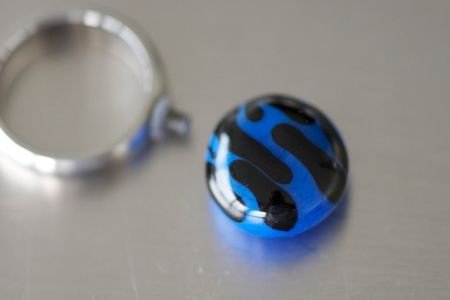 Ringtop glasbead blauw zwart verwisselbaar. - 1
