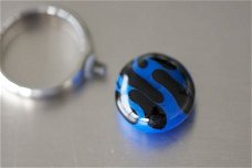Ringtop glasbead blauw zwart verwisselbaar.