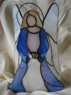 Handgemaakte staande engel van blauwTiffany glas iriserend