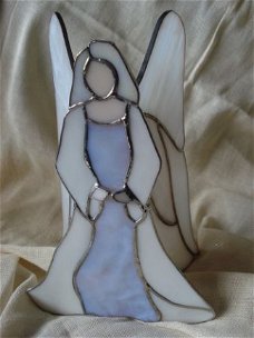 Handgemaakte staande engel van wit Tiffany glas