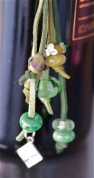 Unieke suede ketting met glasbeads groen. - 1