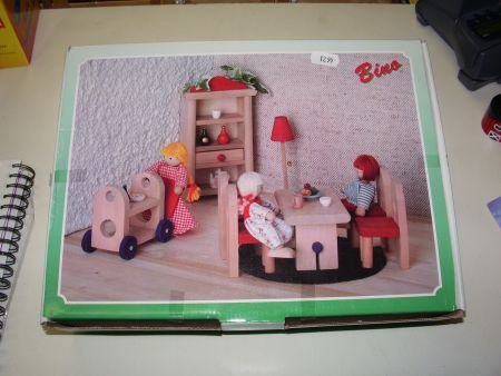 Eetkamer. poppenhuis meubels. met o.a.: Tafel, stoelen, kast - 1