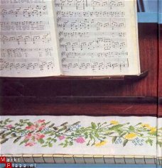 borduurpatroon 060 pianoloper met bloemen