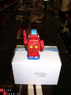 Blikken Speelgoed. Lopende Robot. rood van kleur.
