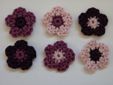 ** Setje van 6 paars/mauve/roze gehaakte bloemetjes (3 cm) - 0