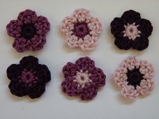 ** Setje van 6 paars/mauve/roze gehaakte bloemetjes (3 cm)