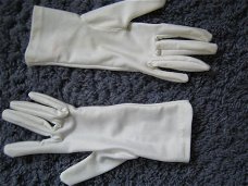 Leuke en mooie korte spierwitte handschoentjes