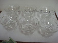 6 persglas glazen ijscoupe,s op voet vintage retro
