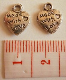 Love : Bedel hartje made with love 12 x 10 mm.