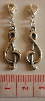 Charm muzieksleutel 27 x 11 mm. - 1