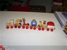 Trein letters, van hout, met wagonnetje en locomotief.