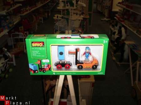 Brio Vork heftruck met trein wagon met lading. - 1